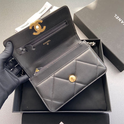 CHANEL 19 Wallet on Chain