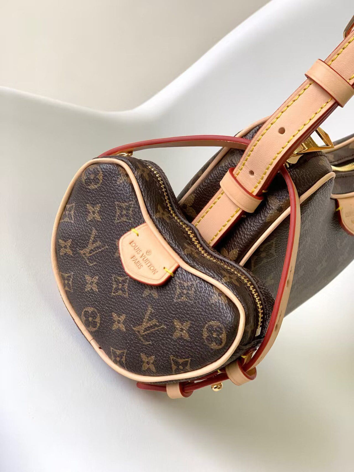 Louis Vuitton Croissant MM M46828
