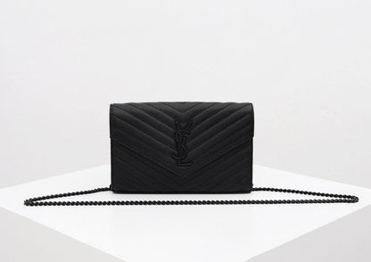 CASSANDRE ENVELOPE CHAIN WALLET IN GRAIN DE POUDRE