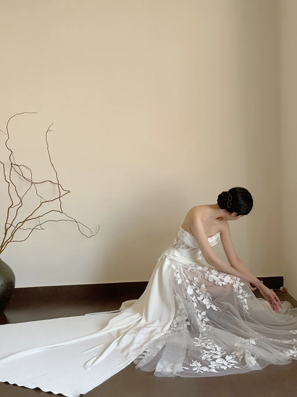 White strapless, fitted waist, sexy and elegant long ball gown/wedding dress R8055