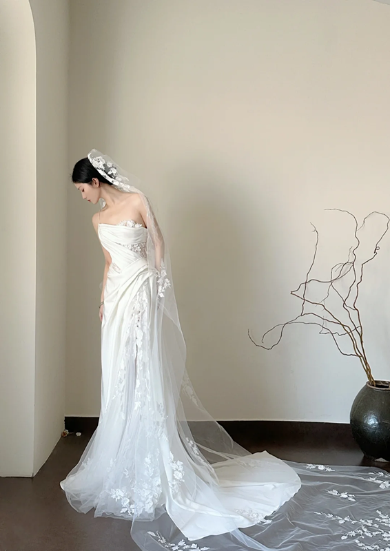 White strapless, fitted waist, sexy and elegant long ball gown/wedding dress R8055
