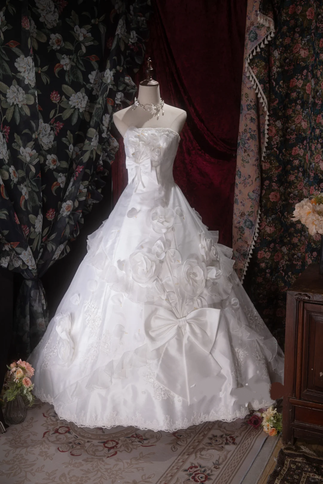 Vintage Strapless White Satin Wedding Dress 3D Floral & Bow Detail Tiered Bridal Gown TP5787