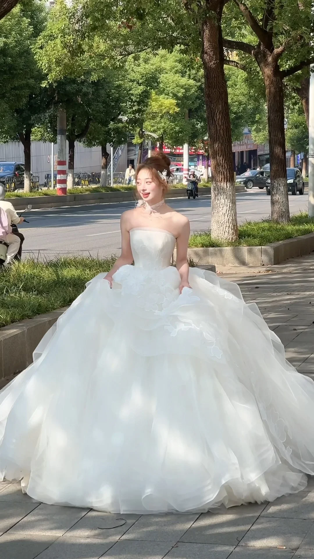 Pretty Ball Gown Strapless Tulle Applique Long Wedding Dresses C4045