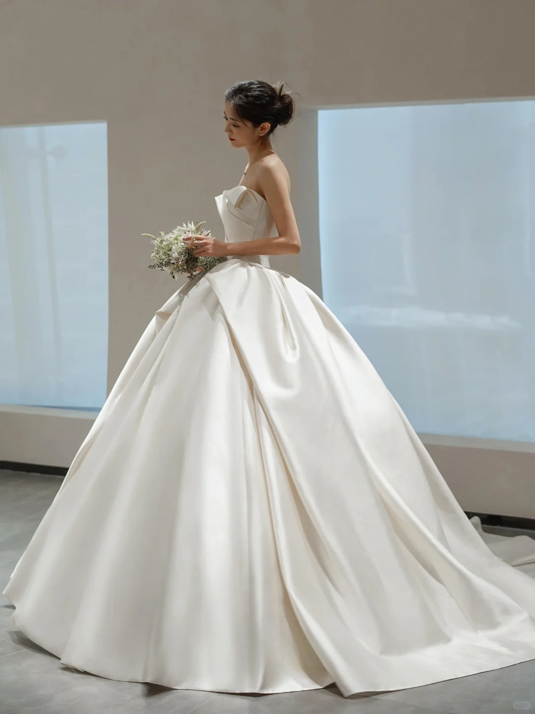 Pretty Ball Gown Strapless Satin Pleated With Veil Long Wedding Dresses C4286