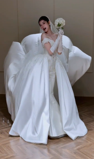 Timeless Ball Gown Off The Shoulder Satin Lace Applique With Gloves Veil Long Wedding Dresses C4359