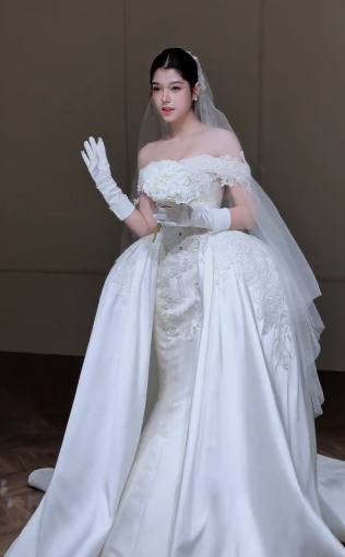 Timeless Ball Gown Off The Shoulder Satin Lace Applique With Gloves Veil Long Wedding Dresses C4359