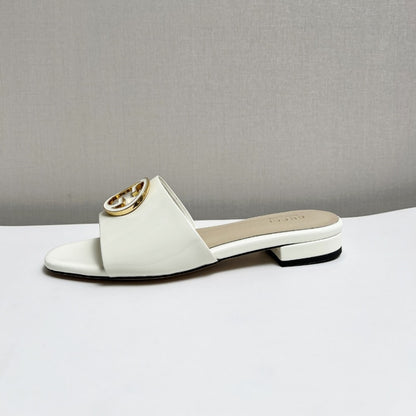 GUCCI WOMEN ROUND INTERLOCKING G SANDAL IN WHITE