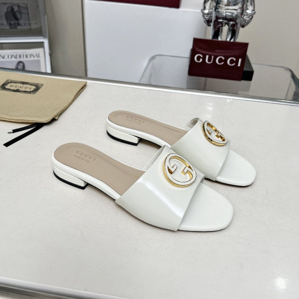 GUCCI WOMEN ROUND INTERLOCKING G SANDAL IN WHITE