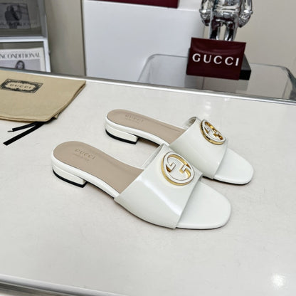 GUCCI WOMEN ROUND INTERLOCKING G SANDAL IN WHITE