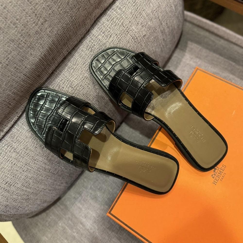 HERMÈS ORAN SANDAL ALLIGATOR IN BLACK H001089Z 01360