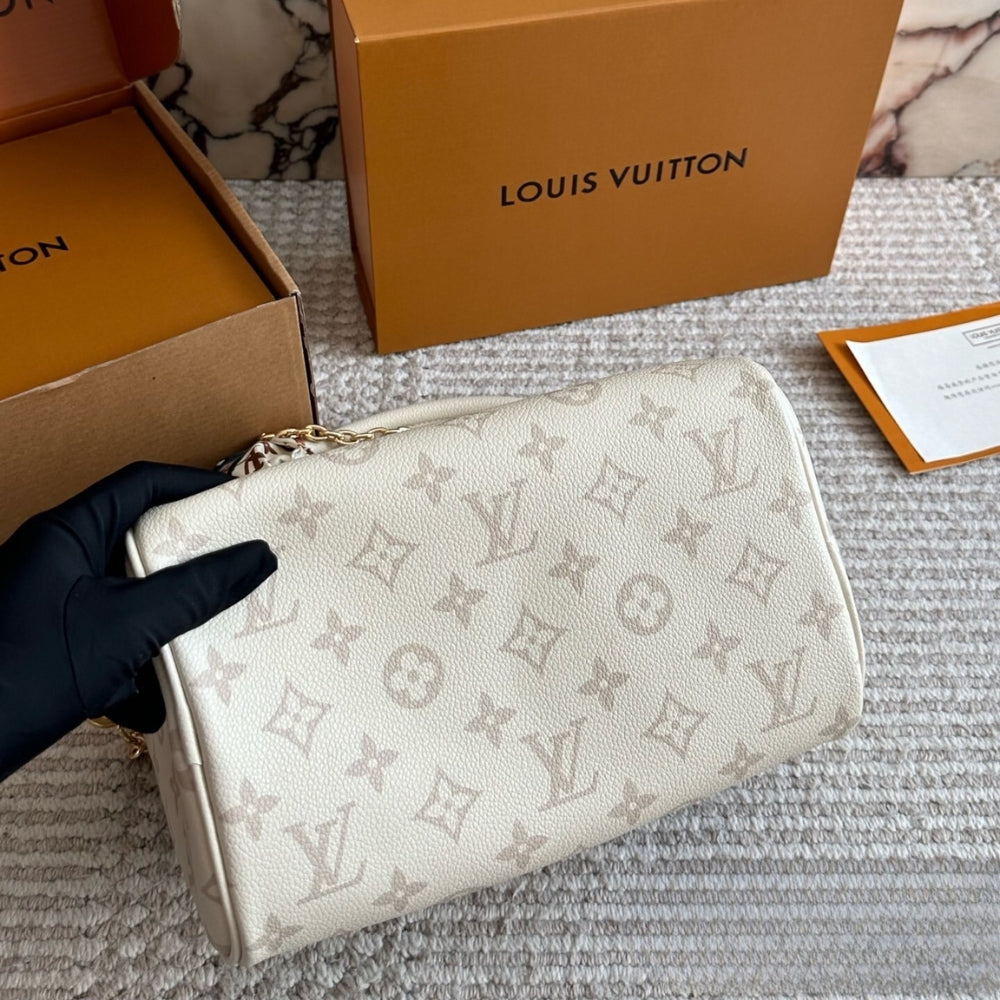 Louis Vuitton Speedy Bandoulière 25 Cream 25Cm M26690