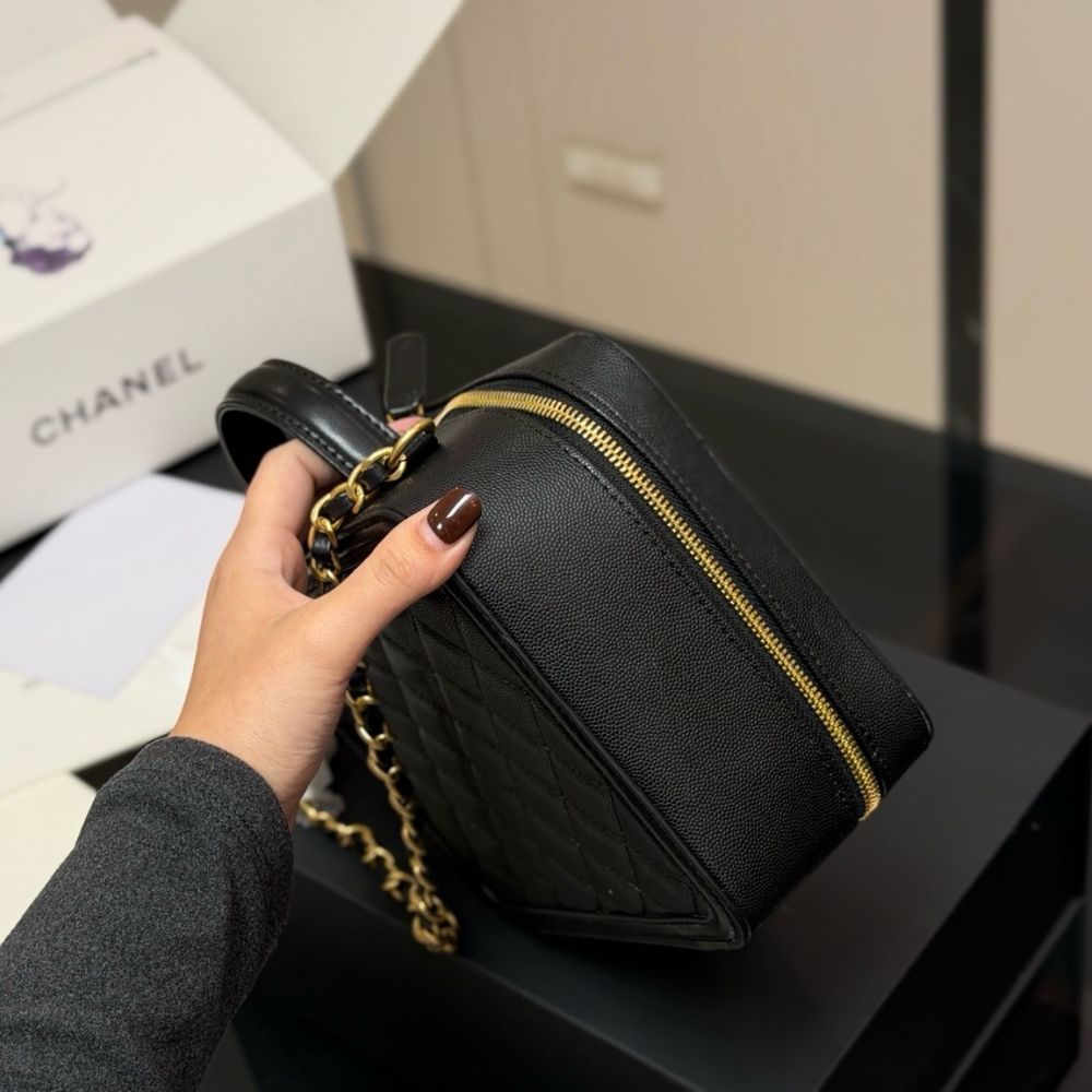 Chanel CC Filigree Medium Vanity Case Black 21Cm