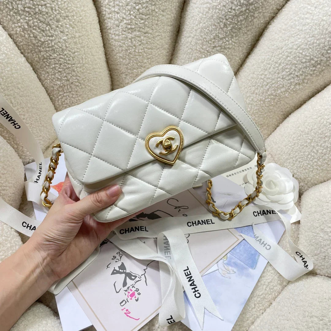 Chanel Small Flap Bag White Lambskin size 21 x 14 x 7 cm