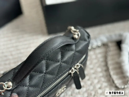CHANEL New Handbag In Black Size 20x13cm