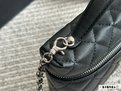 CHANEL New Handbag In Black Size 20x13cm