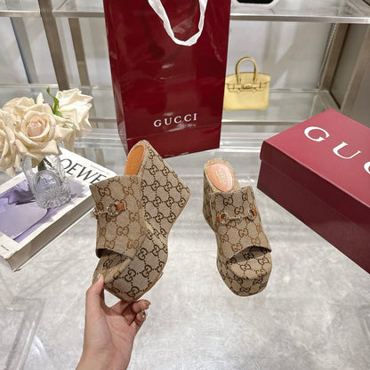 GUCCI WOMEN’S WEDGE SANDAL WITH HORSEBIT BEIGE 816328 FAB10 2547