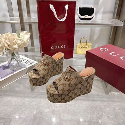 GUCCI WOMEN’S WEDGE SANDAL WITH HORSEBIT BEIGE 816328 FAB10 2547