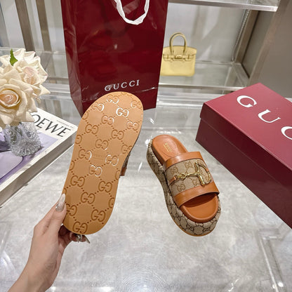 GUCCI WOMEN’S PLATFORM SLIDES WITH HORSEBIT BROWN