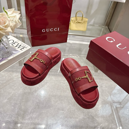 GUCCI WOMEN’S PLATFORM SLIDES WITH HORSEBIT BURGUNDY