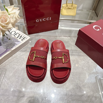 GUCCI WOMEN’S PLATFORM SLIDES WITH HORSEBIT BURGUNDY