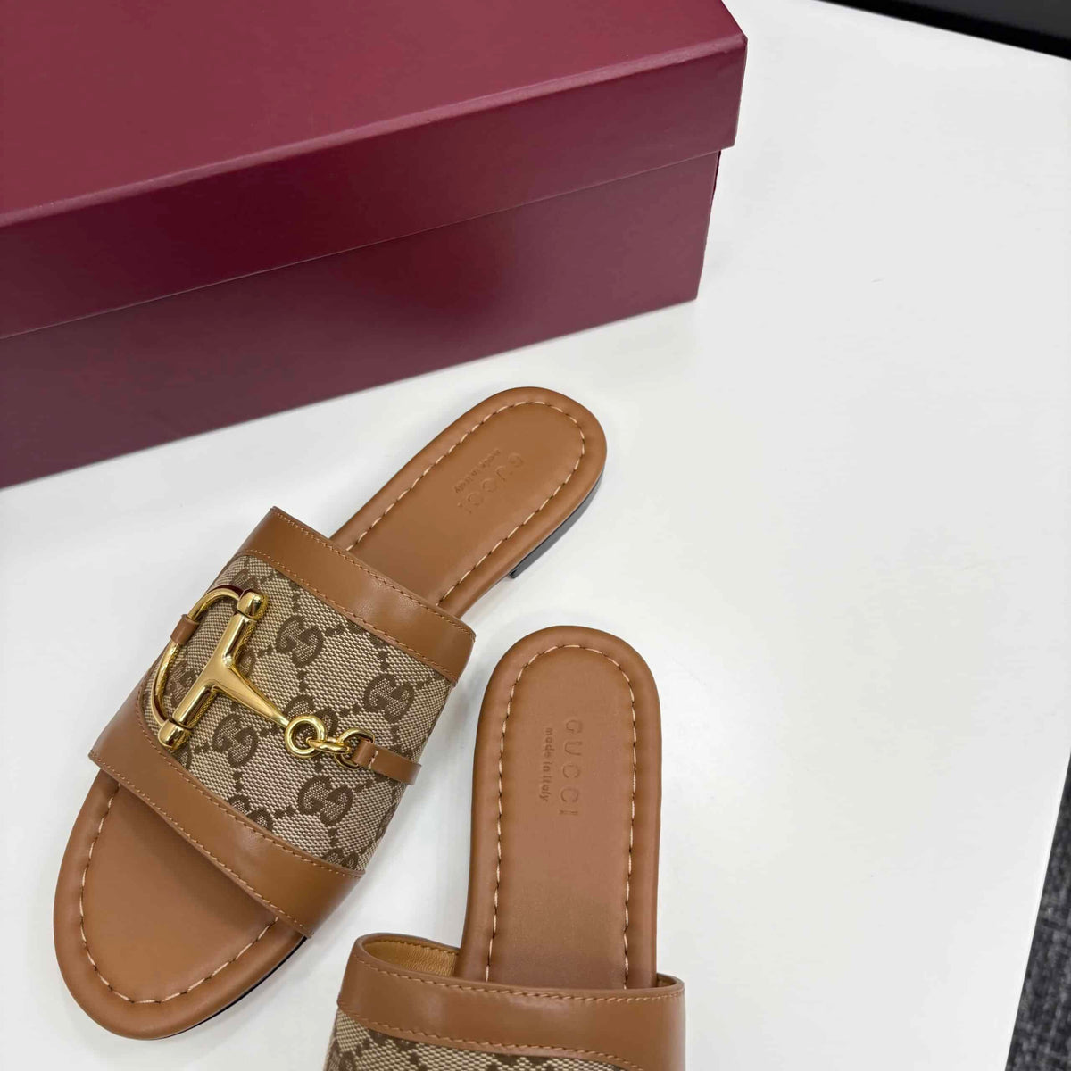 GUCCI WOMEN’S SLIDE SANDAL WITH HORSEBIT LIGHT BROWN 834427 AAE05 2747