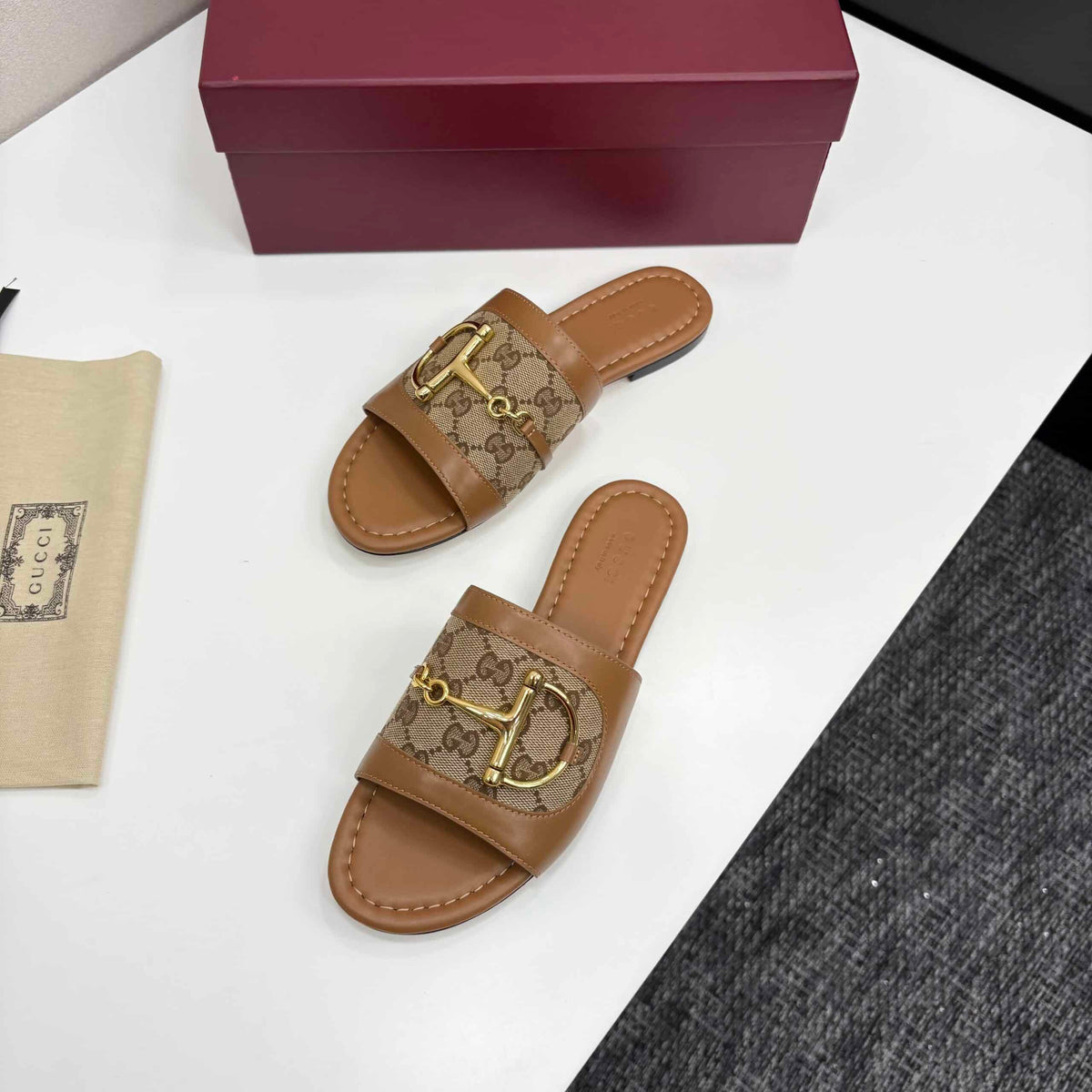 GUCCI WOMEN’S SLIDE SANDAL WITH HORSEBIT LIGHT BROWN 834427 AAE05 2747