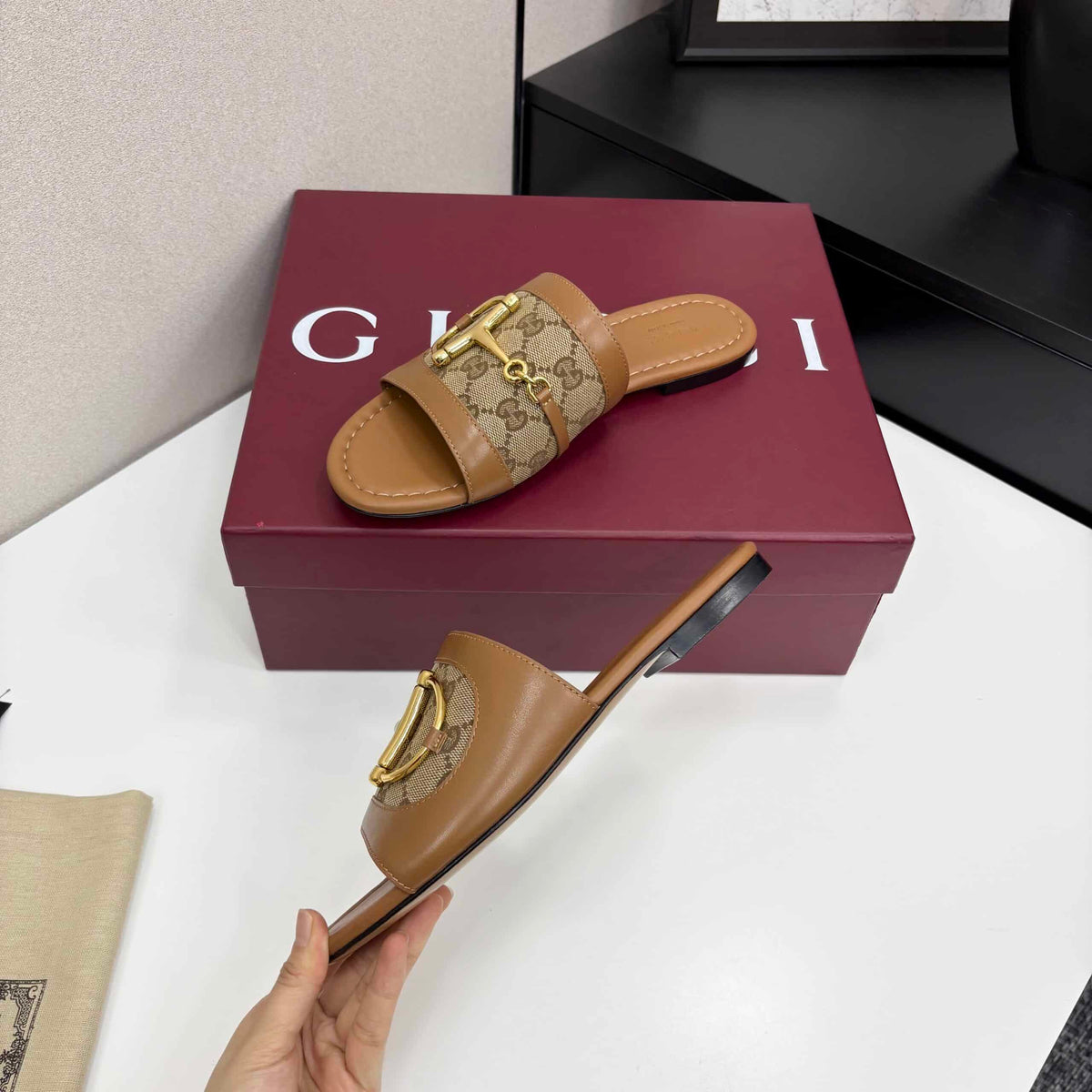 GUCCI WOMEN’S SLIDE SANDAL WITH HORSEBIT LIGHT BROWN 834427 AAE05 2747