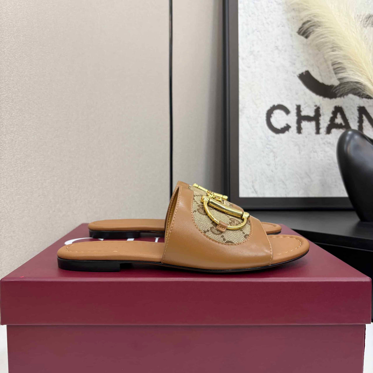 GUCCI WOMEN’S SLIDE SANDAL WITH HORSEBIT LIGHT BROWN 834427 AAE05 2747