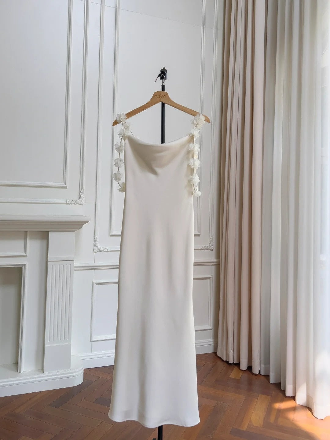 Romantic Spaghetti Straps White Prom Dress Satin Appliques Mermaid Evening Dress GG5916