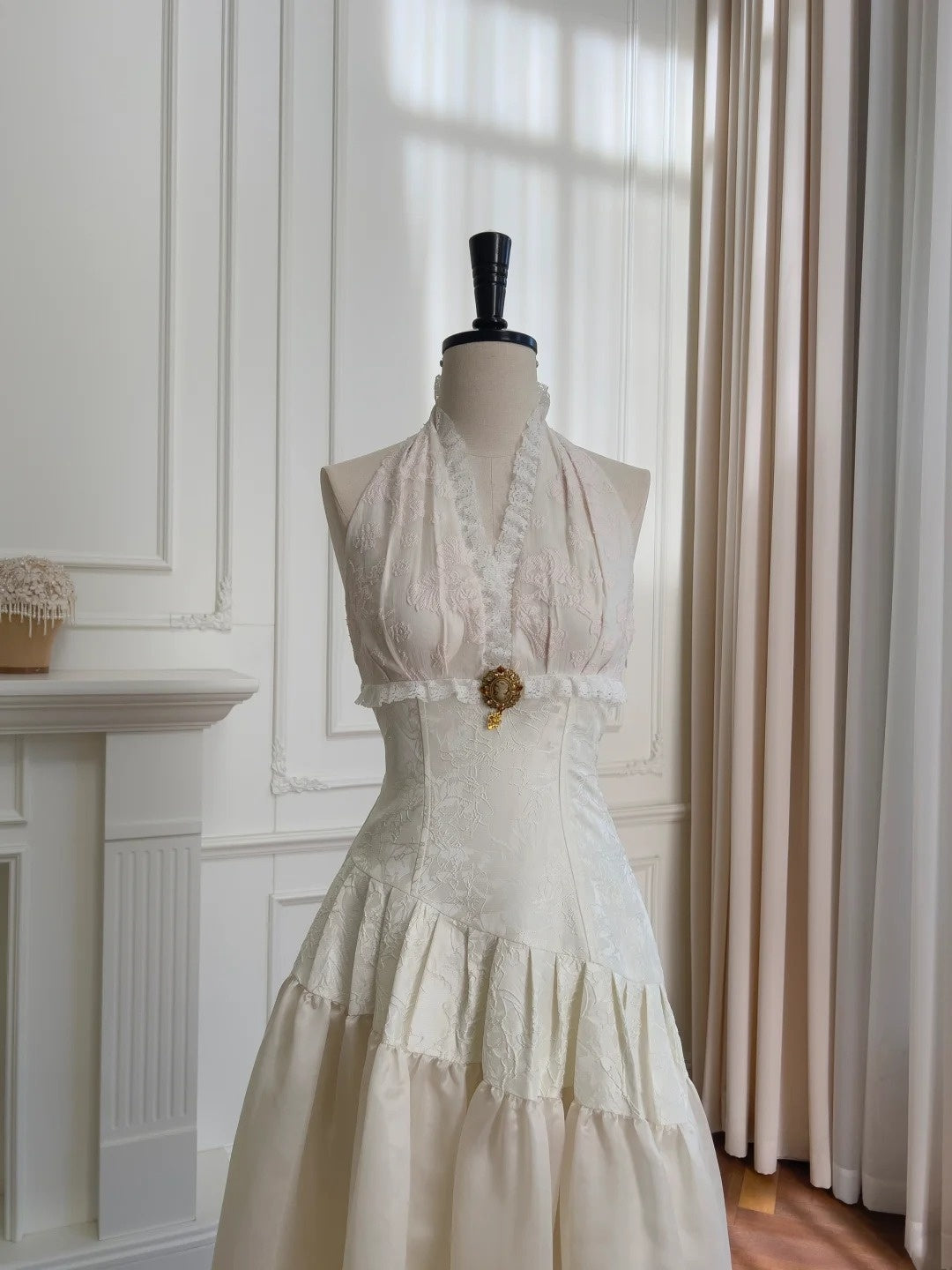 Graceful Ivory Halter Neck Prom Dress Jacquard Lace Evening Dress GG5963