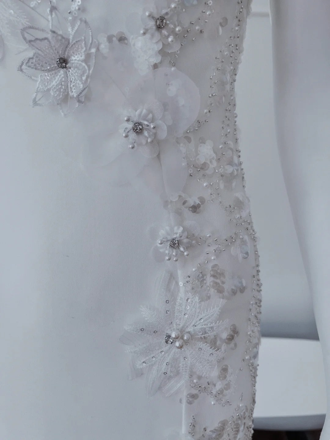 Glittering Spaghetti Straps White Prom Dress Seqiuns Appliques Sheath Evening Dress GG6015