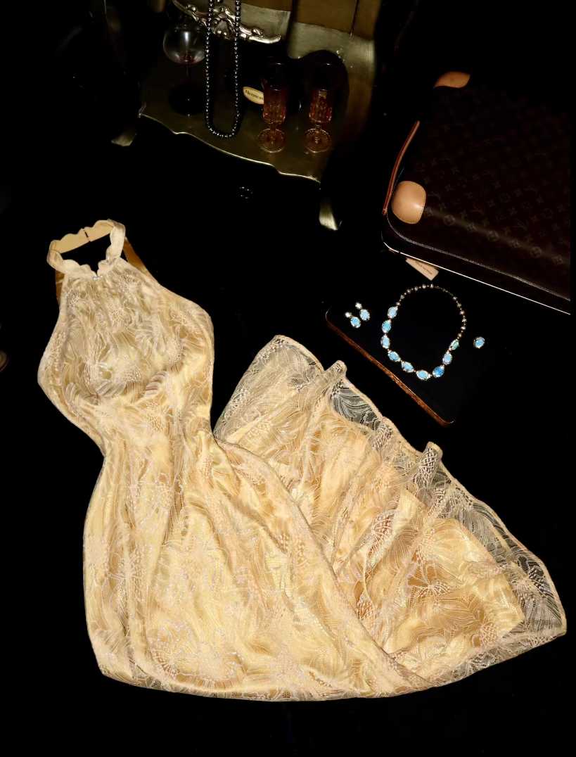 Sleek Halter Neck Gold Prom Dress Lace A-Line Evening Dress GG6062