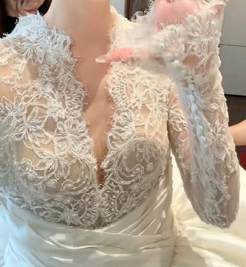 Charming V Neck Lace Satin Wedding Dress Long Sleeve Bridal Dress GG6196