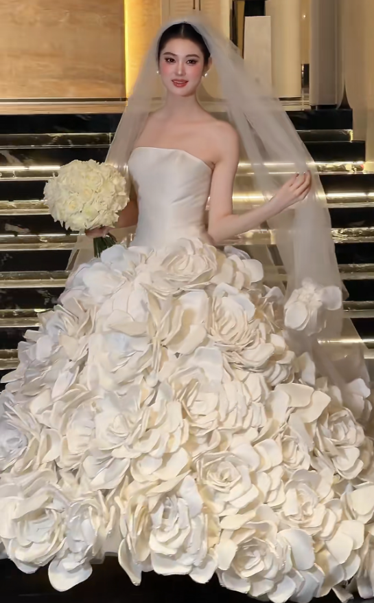 Chic Strapless Long Wedding Dress Handmade Flowers Bridal Dress GG6197