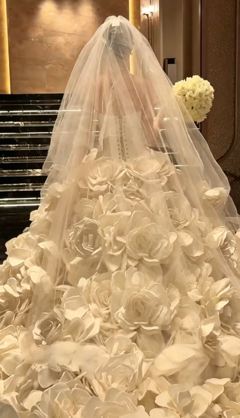 Chic Strapless Long Wedding Dress Handmade Flowers Bridal Dress GG6197