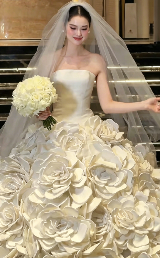 Chic Strapless Long Wedding Dress Handmade Flowers Bridal Dress GG6197