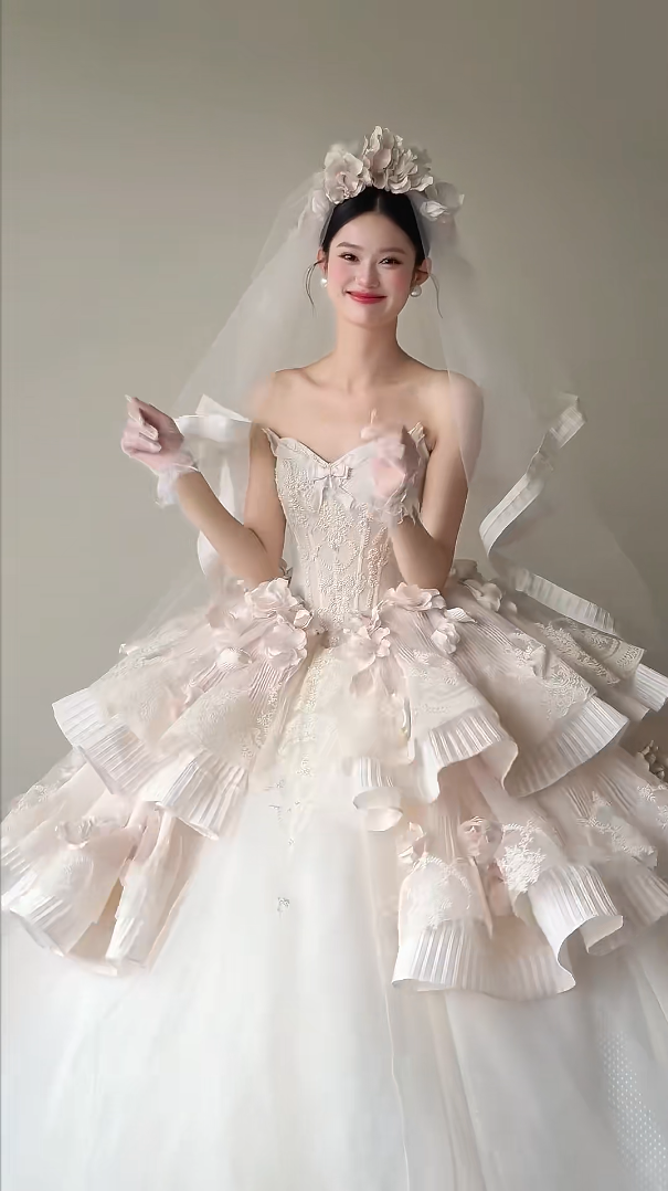 Romantic Strapless Ruffled Wedding Dress Tulle Appliques Bridal Dress GG6215