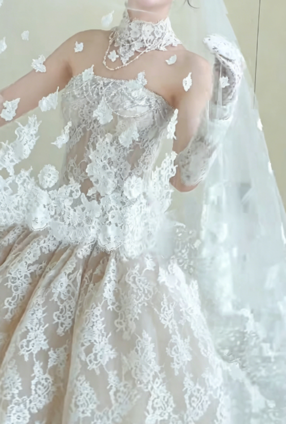 Graceful Strapless White Wedding Dress Lace Tulle A-Line Bridal Dress GG6296