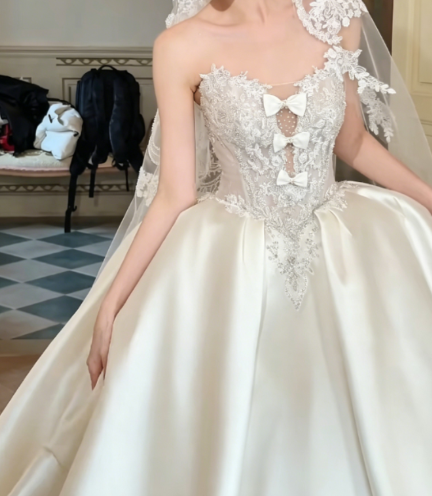 Luxury Strapless Beaded Wedding Dress Bows Satin A-Line Bridal Dress GG6305