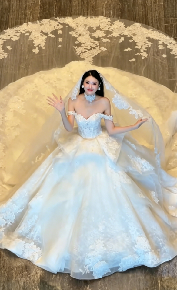 Charming Off-Shoulder White Wedding Dress Appliques Sequins A-Line Bridal Dress GG6348