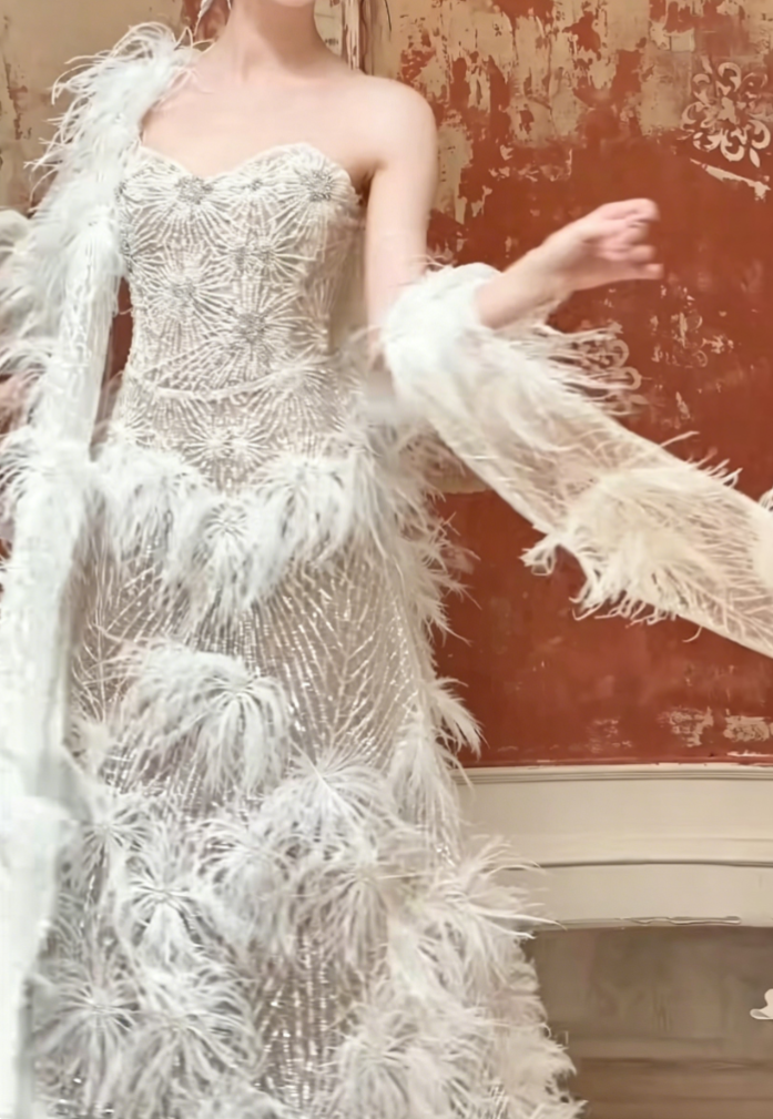 Luxury Strapless White Wedding Dress Beading Feather A-Line Bridal Dress GG6395