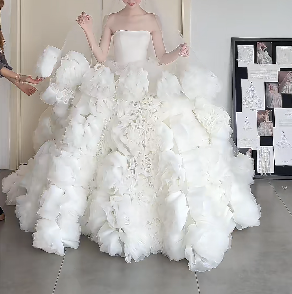 Charming Strapless White Wedding Dress Ruffles Handmade Flowers A-Line Bridal Dress GG6439