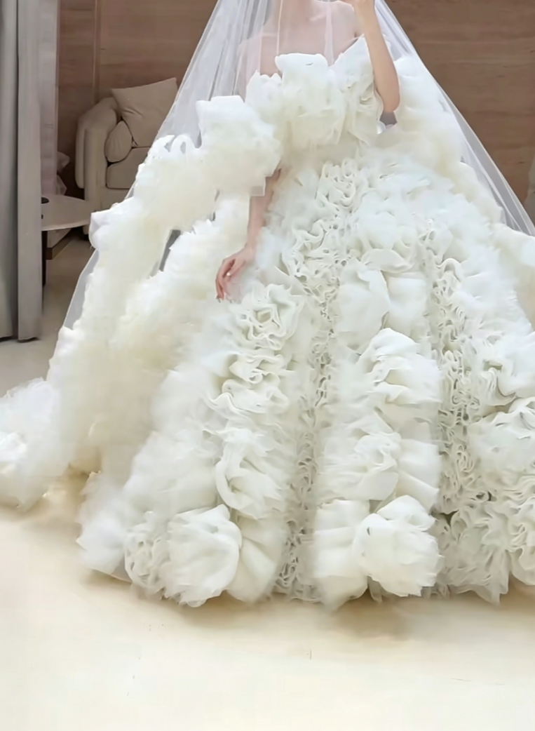 Charming Strapless White Wedding Dress Ruffles Handmade Flowers A-Line Bridal Dress GG6439