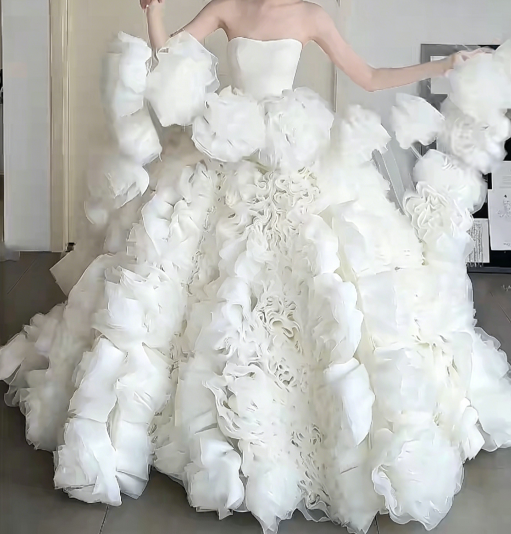 Charming Strapless White Wedding Dress Ruffles Handmade Flowers A-Line Bridal Dress GG6439