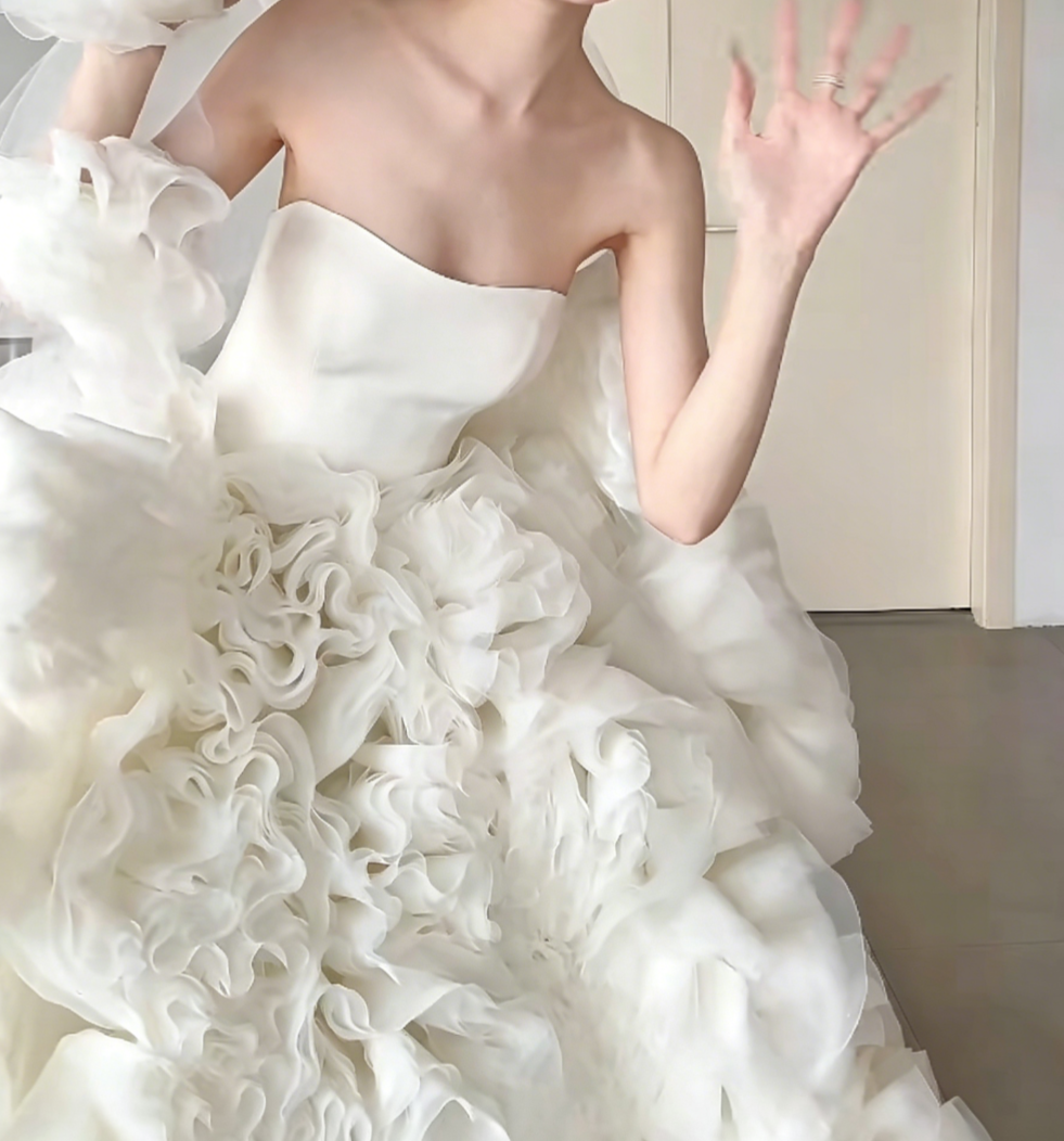 Charming Strapless White Wedding Dress Ruffles Handmade Flowers A-Line Bridal Dress GG6439
