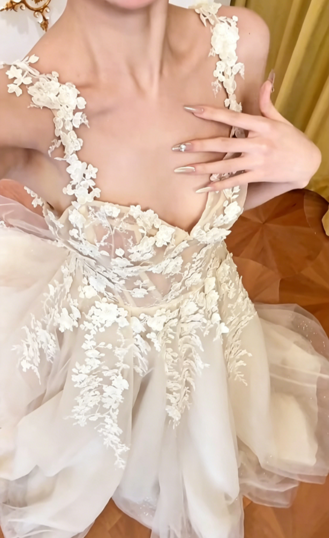 Ornate Spaghetti Straps Appliques Wedding Dress Tulle A-Line Bridal Dress GG6557