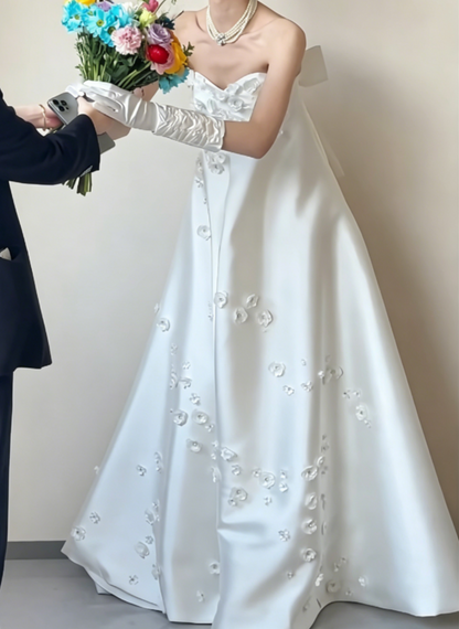 Graceful Strapless Satin Wedding Dress Appliques A-Line Bridal Dress GG6562
