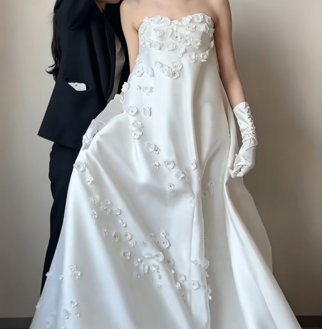 Graceful Strapless Satin Wedding Dress Appliques A-Line Bridal Dress GG6562