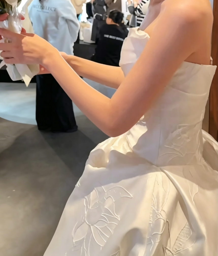 Playful Strapless Jacquard Wedding Dress Satin A-Line Bridal Dress GG6575