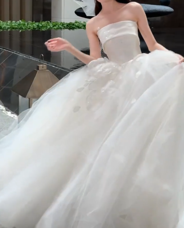 Trendy Strapless Wedding Dress Appliques Tulle A-Line Bridal Dress GG6597